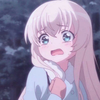印度男子头插砍刀淡定玩手机